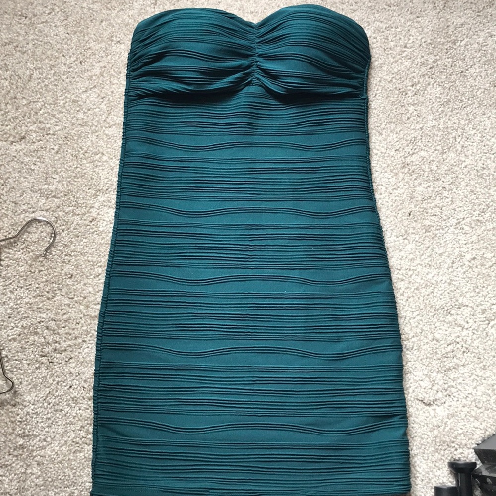 Green strapless dress. 🌸